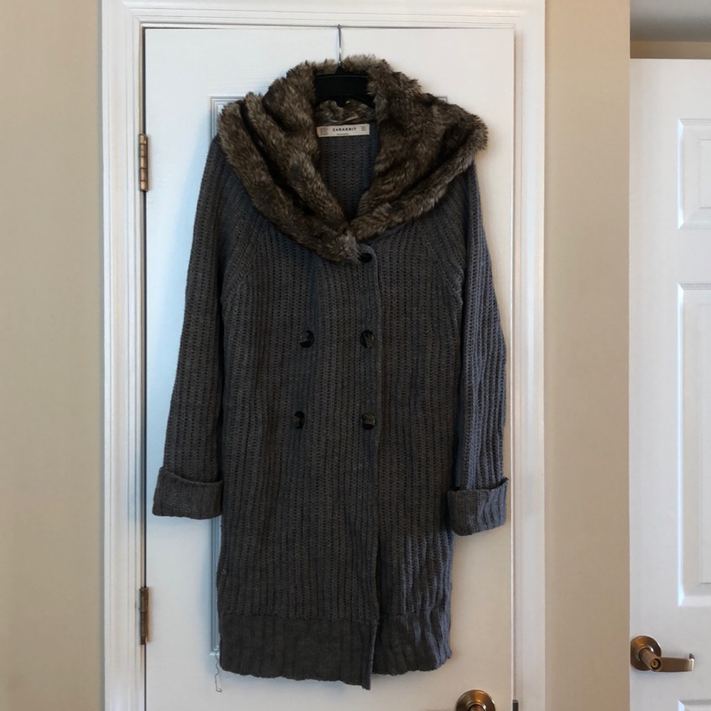 Long gray sweater with faux fur collar